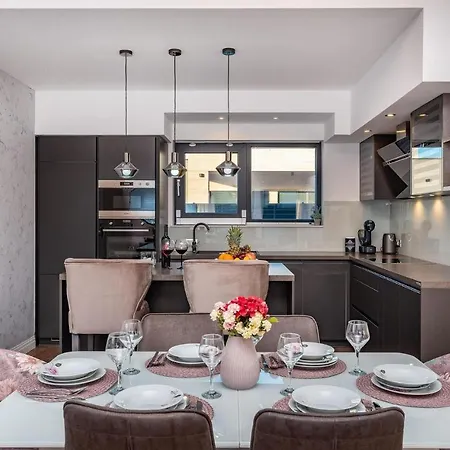 Lorena Dalmacija * נין