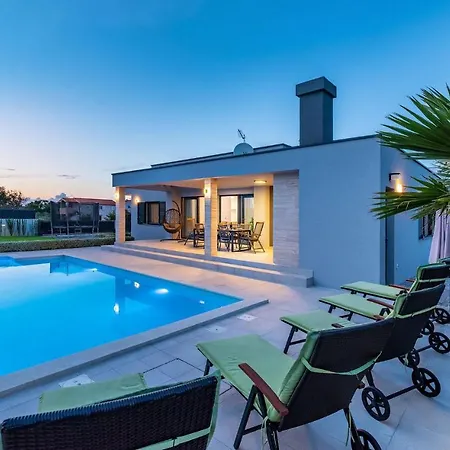 Lorena Dalmacija * נין